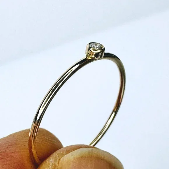 14K yellow gold 0.03ct G/VS2 round brilliant Solitaire Diamond stackable ring - Picture 4 of 8